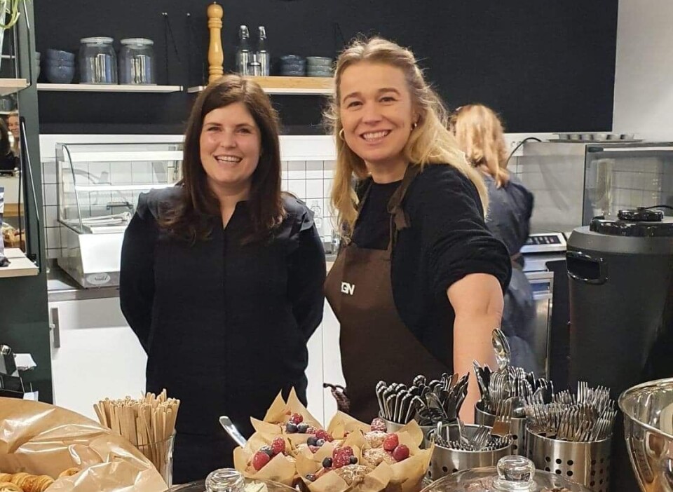 Ros-Mari Tobiassen Gaundal (til venstre) og Karine Trellevik Lunde åpnet kombinert butikk og bistro under koronapandemien.