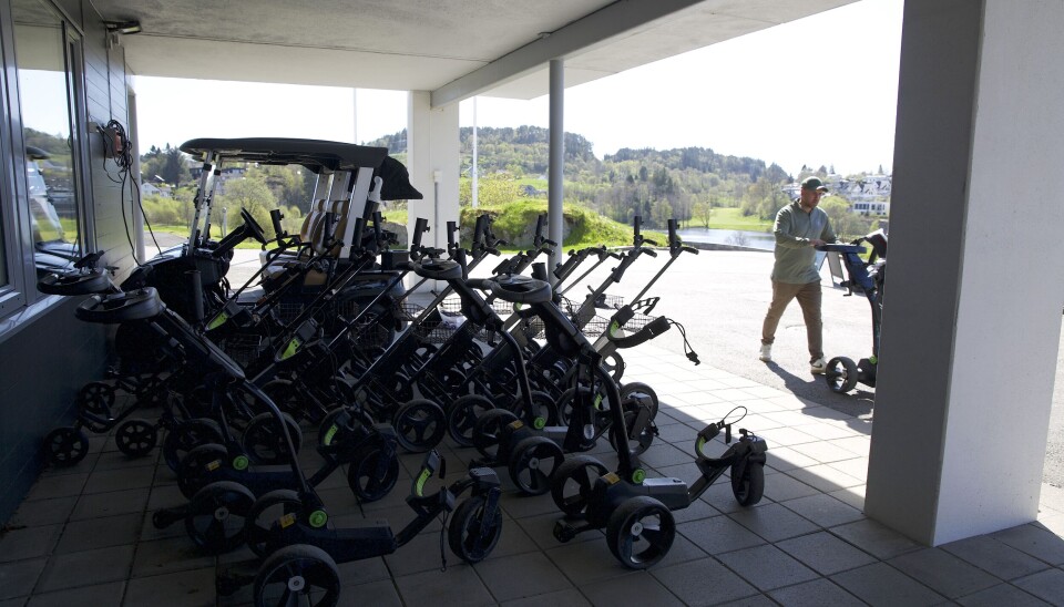 Ti elektriske traller står utenfor bygget til Fana Golfklubb, og er tiilgjengelig hele døgnet. Lasse Hovland og Omar Grotli Zacka i Troll-E.