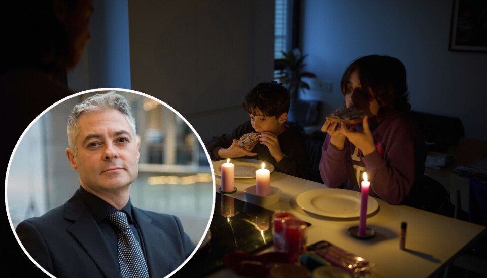 En familie spiser kvelds med stearinlys under en blackout i Barcelona sist uke.