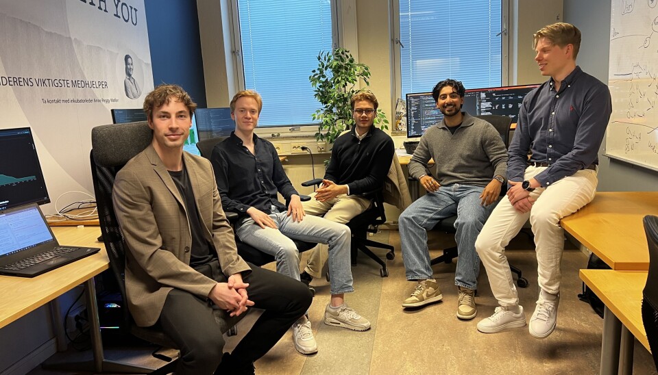 Fra venstre Isak, Erlend, Oliver, Karan og Thomas. – Vi vokser snart ut av kontoret her og har spurt skolen om det er mulig med et større kontor fra høsten, sier Isak Knutsen.