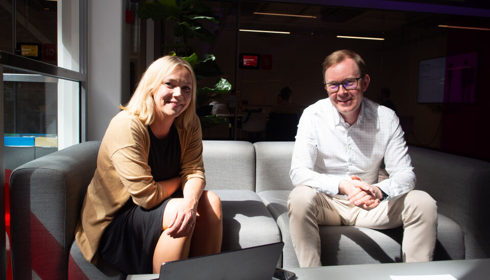 Padeias Karen Dolva og Eivind Bøhn i en sofa på Startuplab.