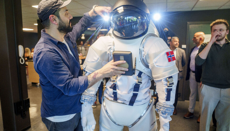 Sjefsdesigner og hjernen bak selskapet Nåva Space, Nima Shahinian, presenterer neste generasjons treningsromdrakt.