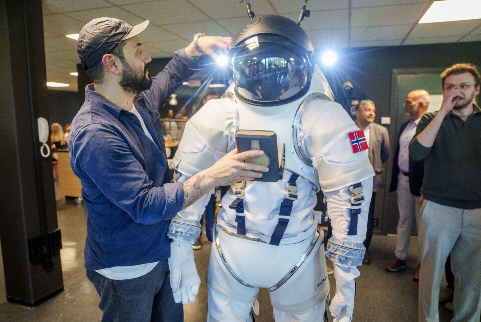 Sjefsdesigner og hjernen bak selskapet Nåva Space, Nima Shahinian, presenterer neste generasjons treningsromdrakt.