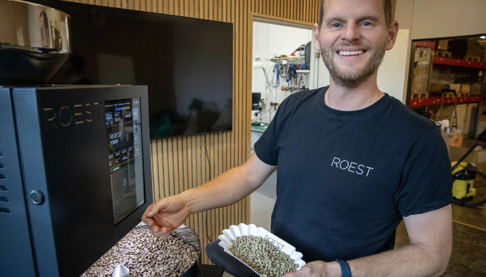 Trond Simonsen i Roest viser frem kaffebønner før og etter brenning.