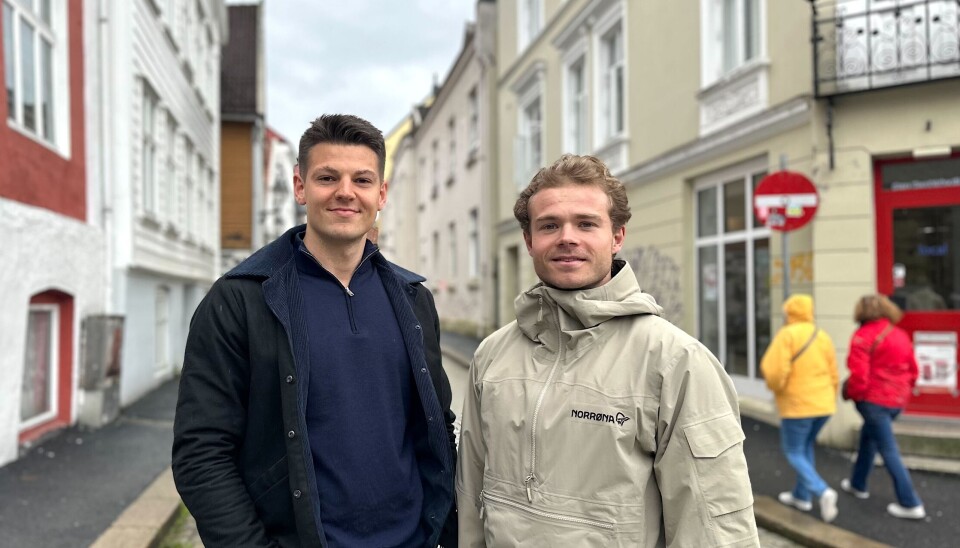 Jonas Tilllung Fredriksen (fra høyre) og Emil Thowsen Harloff satset som profesjonelle fotballspillerne før de ble gründere i Dinbnb.