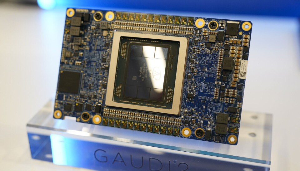 En databrikke til AI-computere. Bilde for illustrasjon. FILE - An Intel chip is displayed during an event called AI Everywhere in New York, Thursday, Dec. 14, 2023. Intel is introducing new products that are designed to be used with AI powered computers and applications. (AP Photo/Seth Wenig, File)