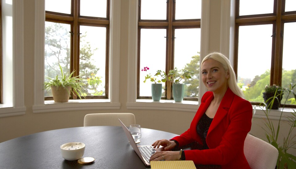 Vilde Regine Tellnes i rommet hun bruker å jobbe, med utsikt over Nordåsvannet.