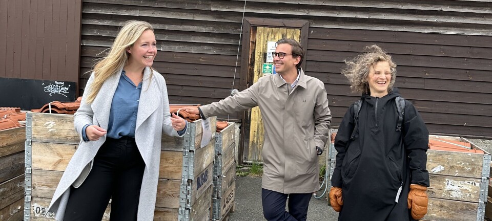 Birthe Espeland (til venstre) og Hanne Wetland i Building Innovation sammen med Høyre-politiker Chris Jørgen K. Rødland utenfor de nye lokalene.