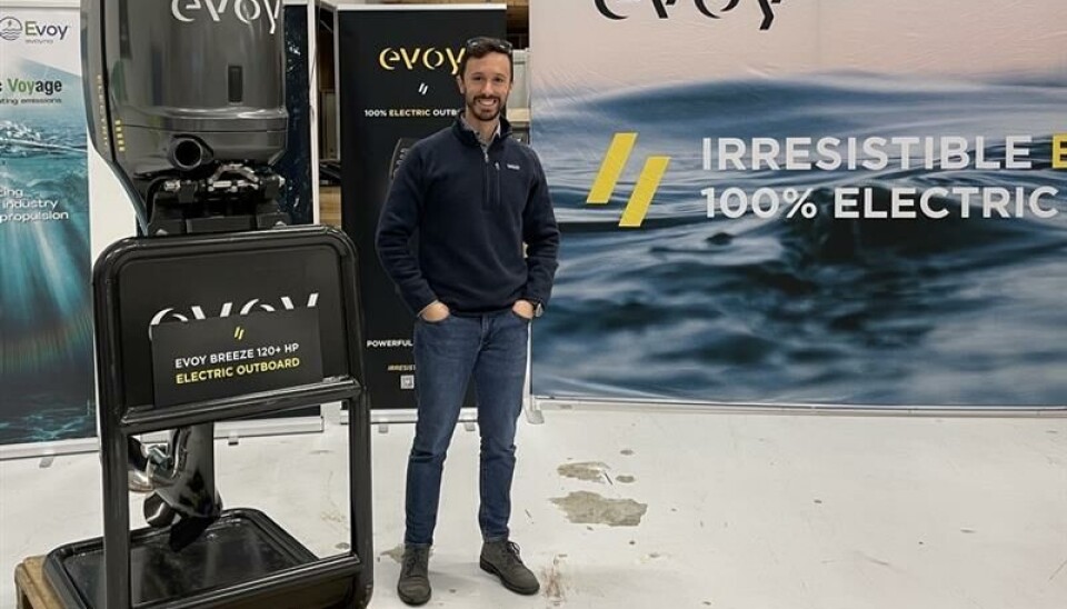Paolo Perico ved båtmotoren som Evoy har laget. Paolo Perico flyttet til Florø for å jobbe i Evoy.