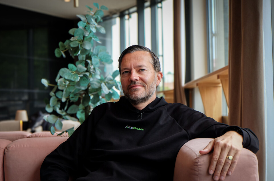 – Den kanskje viktigste erfaringen er dessverre at det er krevende å være i Norge når du vil vokse raskt, og derfor posisjonerer vi oss allerede nå mot andre finansmarkeder, sier Bjørn Christian Nørbech. Her under konferansen AI+ i Halden.