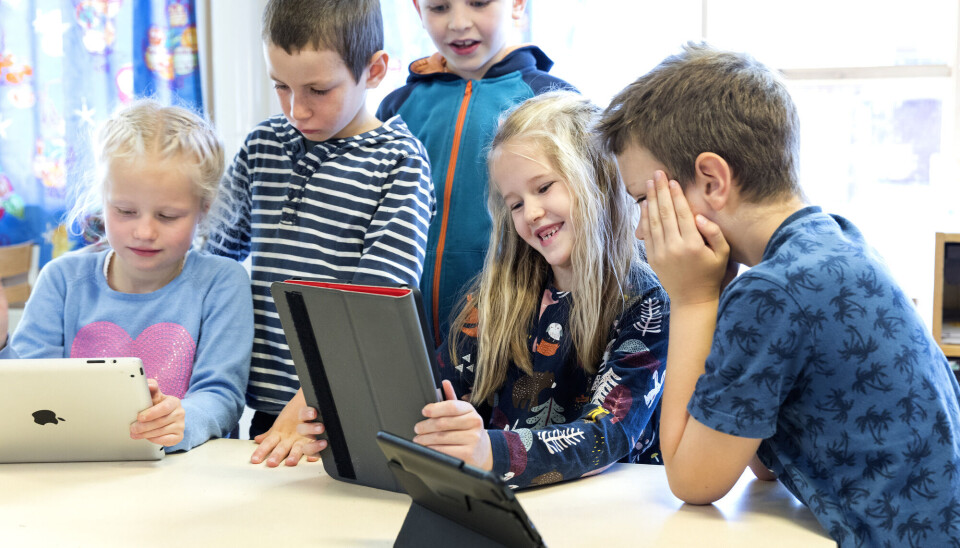 Illustrasjonsfoto. En barneskoleklasse med skjermer. Trondheim 20171009.Elever som holder på med mobil og ipader i klassesituasjon på barneskole. Modellklarert.Foto: Gorm Kallestad / NTB