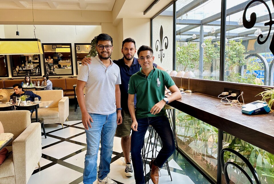 Rony Solaiman i Play Capital (bak) sammen med Coupl-gründer Srinivas Sarkar og Play Capitals indiske partner Jenil Malavia.