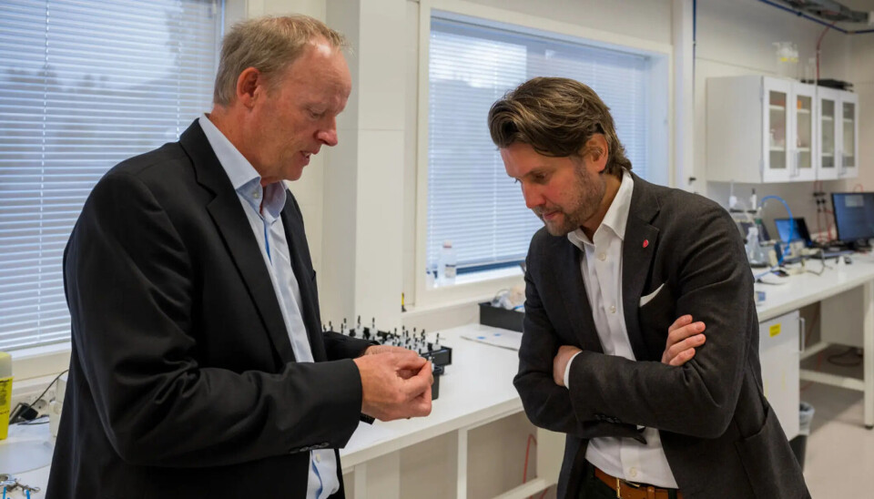 Statssekretær Vegard Grøslie Wennesland fra Nærings- og fiskeridepartementet besøkte Sensocures produksjonsanlegg i Skoppum. Her sammen med Sensocures CEO, Trond Herje (til venstre). Statssekretær Vegard Grøslie Wennesland fra Nærings- og fiskeridepartementet besøkte Sensocures produksjonsanlegg i Skoppum. Her sammen med Sensocures CEO, Trond Herje (til venstre).