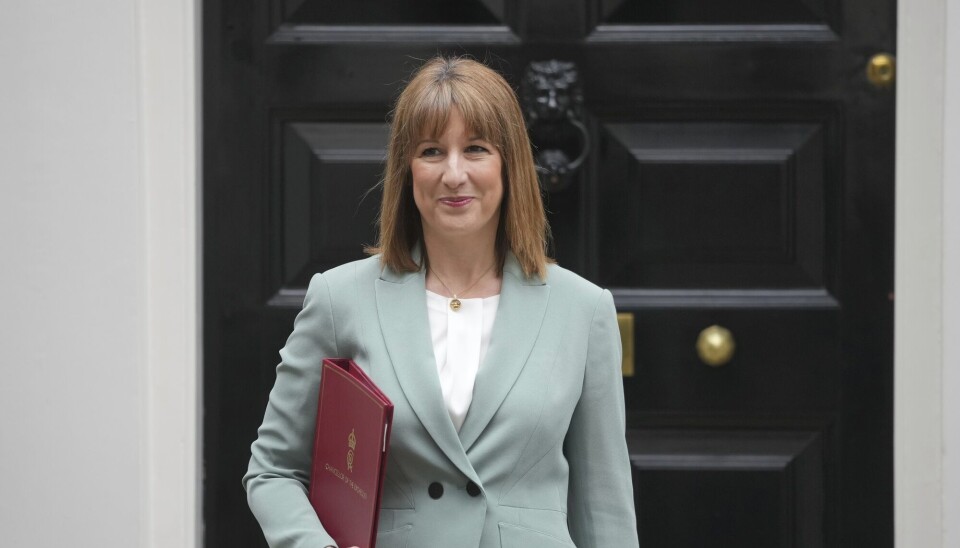 Finansminister Rachel Reeves forlater 11 Downing Street med sine forslag til hvordan britene skal få fart på økonomien.