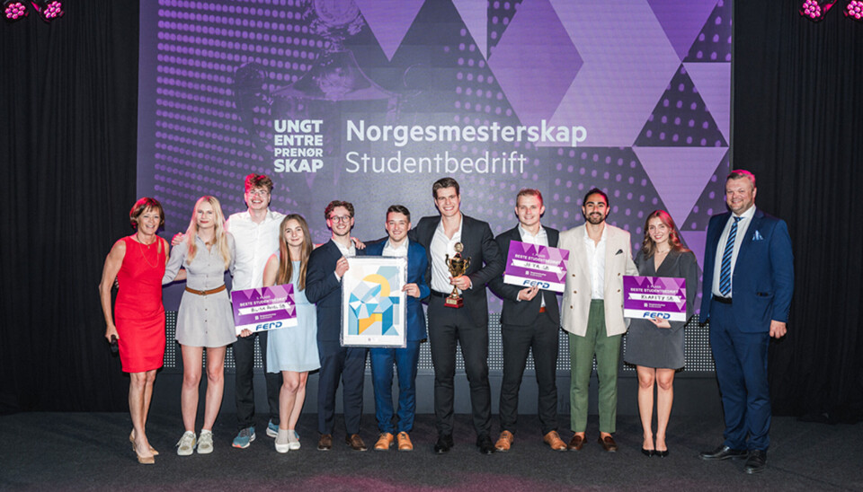 F.v.: Adm. dir. i Ungt Entreprenørskap Grete I. Nykkelmo, Blink Panel SB, JETA SB, Klarity SB og prisutdeler Gjermund Løyning (NHO). F.v.: Adm. dir. i Ungt Entreprenørskap Grete I. Nykkelmo, Blink Panel SB, JETA SB, Klarity SB og prisutdeler Gjermund Løyning (NHO).