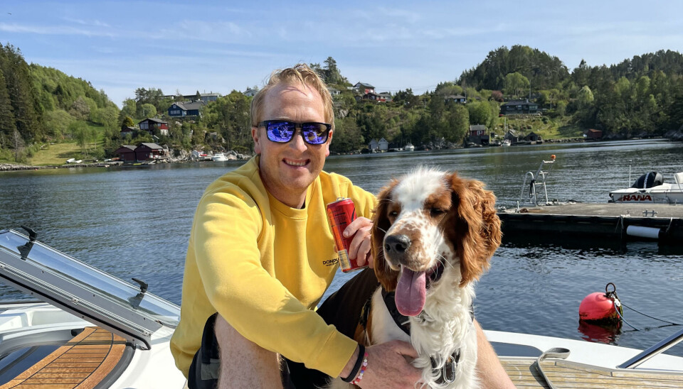 Hans Kristian Aas på tur sammen med hunden.