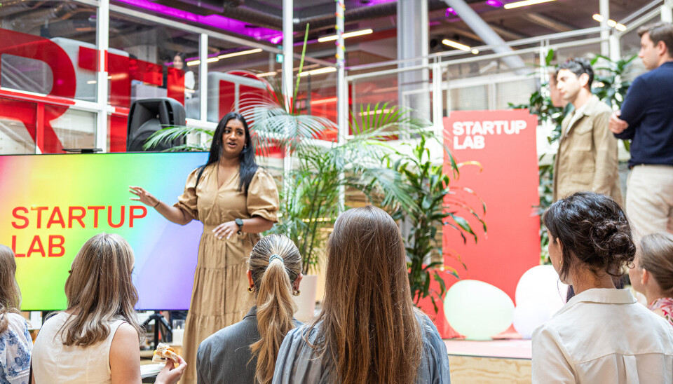Tilsammen 20 startups med minst en student i teamet deltar i inkubatorprogrammet i sommer. I midten: Harrshinny Vallipuram, inkubatorkoordinator. Tilsammen 20 startups med minst en student i teamet deltar i inkubatorprogrammet i sommer. Startuplab.