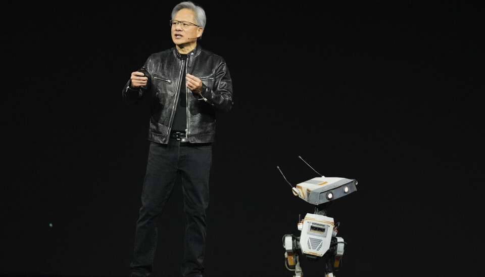 Nvidia-CEO, Jensen Huang, ved siden av en liten robot. CEO Jensen Huang speaks beside a robot to conclude his keynote address of Nvidia GTC in San Jose, Calif., Monday, March 18, 2024. (AP Photo/Eric Risberg)