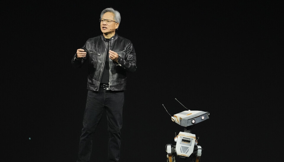 Nvidia-CEO, Jensen Huang, ved siden av en liten robot. CEO Jensen Huang speaks beside a robot to conclude his keynote address of Nvidia GTC in San Jose, Calif., Monday, March 18, 2024. (AP Photo/Eric Risberg)