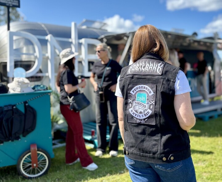 «MOBILBANK» og «Pengebruk forever until I die» – DNBs sponsoransvarlig Pernille Wangsmo Mevold rocker hardtslående merch på årets Tons of Rock. 'MOBILBANK' og 'Pengebruk forever until I die' – DNB sine ansatte rocker hardslående merch på årets Tons of Rock.