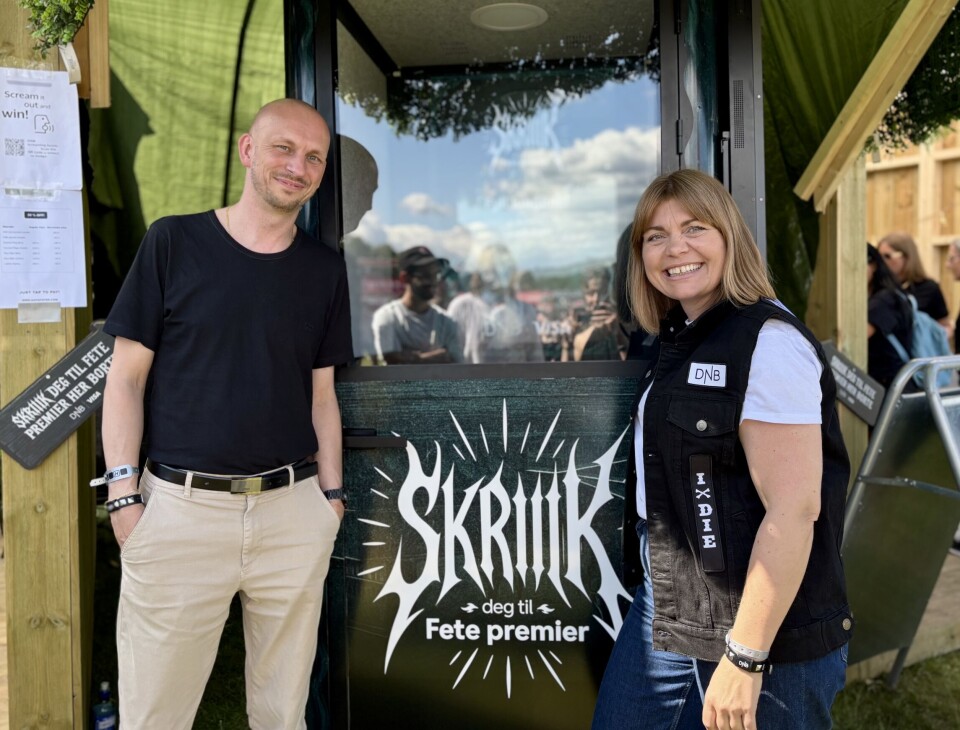 Frode Jansson Aas og Pernille Wangsmo Mevold foran 'skrikeboksen' til DNB og Visa ved årets Tons of Rock-festival – med hvert sitt Heavy Betal-armbånd.