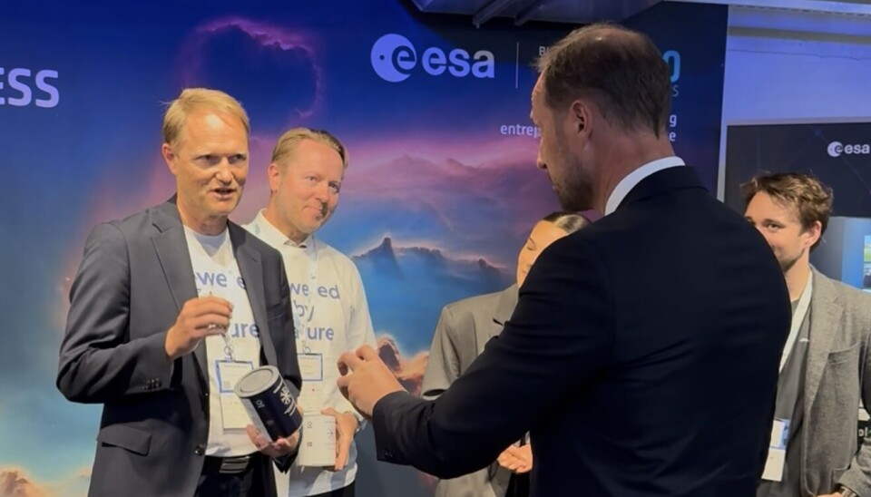 Brage Johansen presenterer Q-paint til kronprinsen under Norshipping. COO Markus Karlsen er også med på bildet.