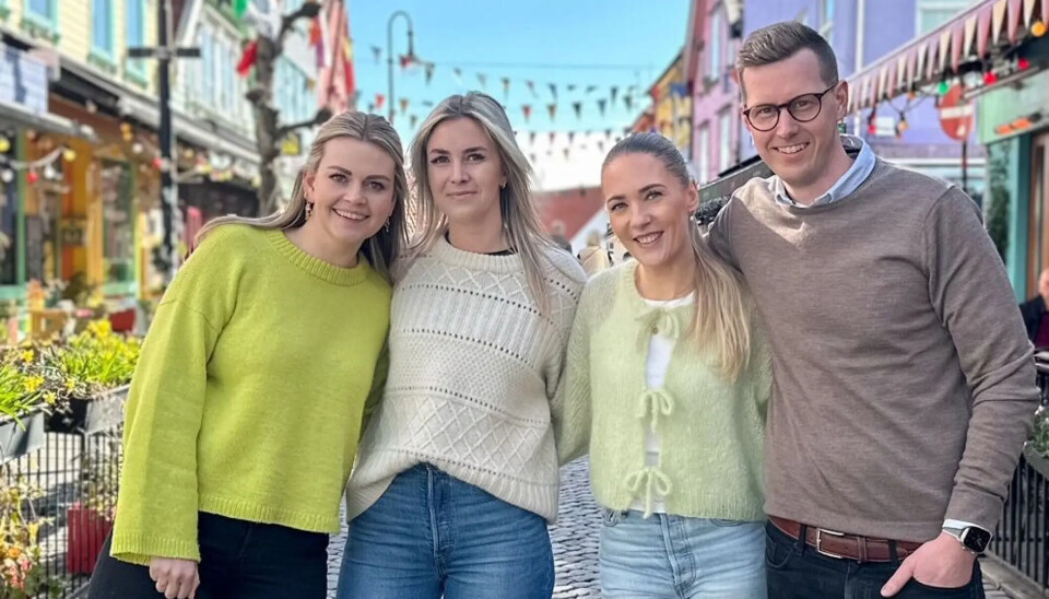 Knitandnote-teamet: Anne Emilie Fosse helt til venstre og Kjartan Fosse til høyre Knitandnote-teamet: Anne Emilie Fosse helt til venstre og Kjartan Fosse til høyre Foto: Knitandnote