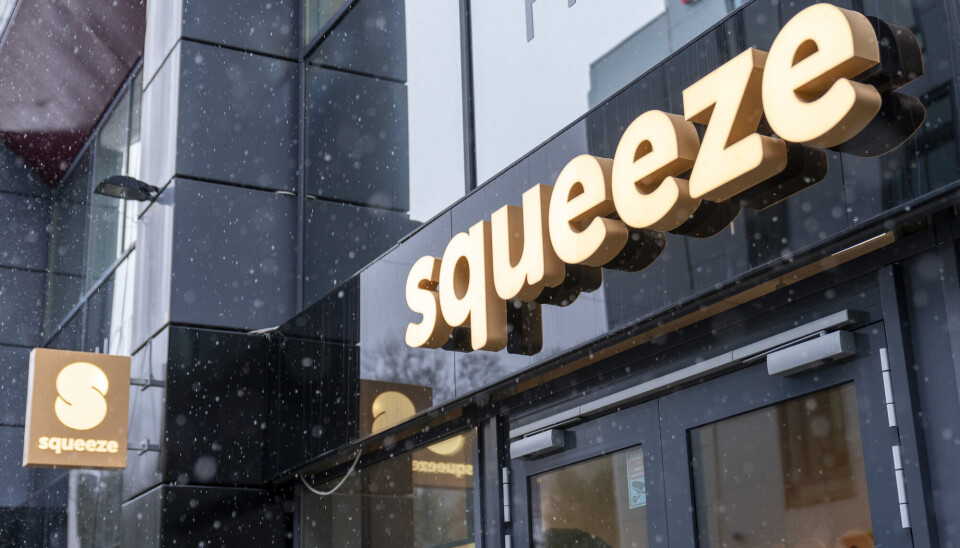 Logoen til Squeeze på Ullevaal stadion i Oslo. Logoen til Squeeze på Ullevaal stadion i Oslo.