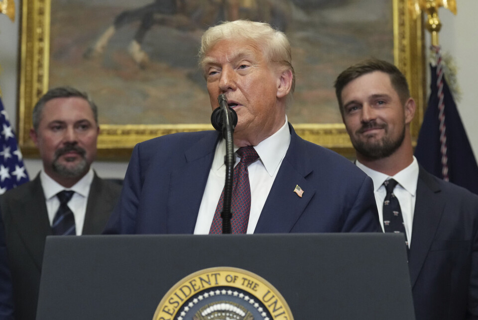 USA-president Donald Trump. Bilde fra arkiv. President Donald Trump speaks as Cody Campbell, left, and professional golfer Bryson DeChambeau listen during an event for the signing of an executive order restarting the Presidential Fitness Test in public schools, Thursday, July 31, 2025, in the Roosevelt Room of the White House in Washington. (AP Photo/Jacquelyn Martin)