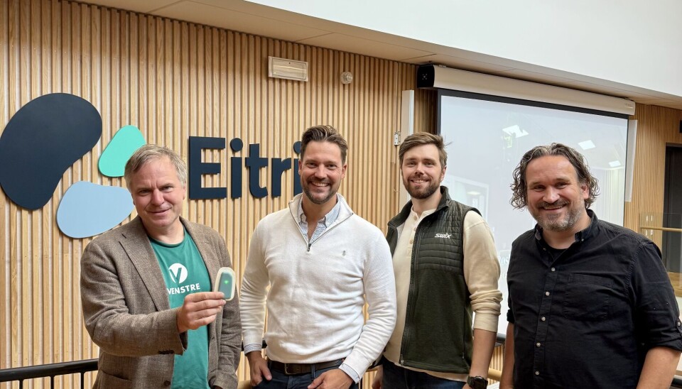 Alfred Bjørlo (fra venstre) sammen med gründerne Øystein Theodor Ødegaard-Olsen og Andreas Tunset i Eupnea, og leder for Eitri helseinkubator, Ådne Iden Høiland. Bjørlo holder opp sensoren til Eupnea.
