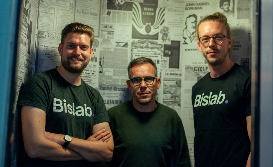 Ibsenspirert. Når man flytter til nye kontorlokaler i Ibsen-huset akkurat der Sentrum blir til Frogner er det vanskelig å unngå Henriks ånd. Her er Bislab-trioen Ole Kristian Haug, COO. Per Arne Tøllefsen, CTO og Marcus Bergquist CPO, samlet i heisen.
