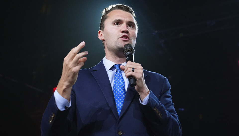 Charlie Kirk døde etter å ha blitt skutt under et Turning Point USA-arrangement ved Utah Valley University. Han var er en amerikansk konservativ aktivist, forfatter og kommentator, mest kjent som grunnlegger og leder for organisasjonen Turning Point USA.
