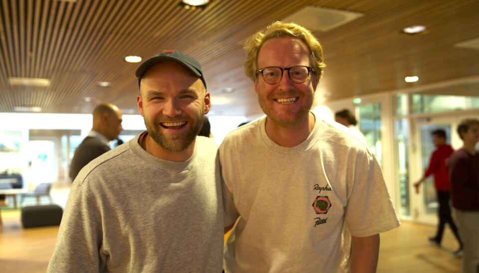 Erlend Hausken (fra høyre) og Kjetil Holmefjord satt i talkshow-sofaen sammen under Innovasjonsuken Opp i Bergen mandag. Hausken fyrte opp peisen på skjermen like ved for å skape topp stemning.