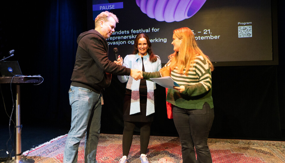 Leder for gründerskap-ekspertgruppen, Håvard Myklebust, og festivalsjef i Innovasjonsuken Opp, Christina Sundli-Härdig, overrekker meldingen til stortingsrepresentant Frøya Sjursæther.