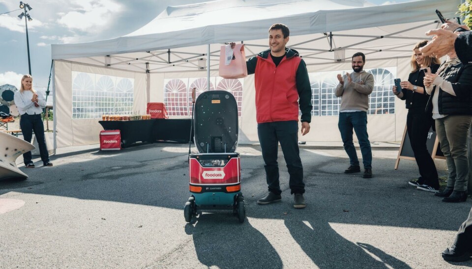 Her foretas den aller første robotleveringen, og mottaker er administrerende direktør i foodora Norge, Prashant Søegaard. Her foretas den aller første robotleveringen, og mottaker er administrerende direktør i foodora Norge, Prashant Søegaard.