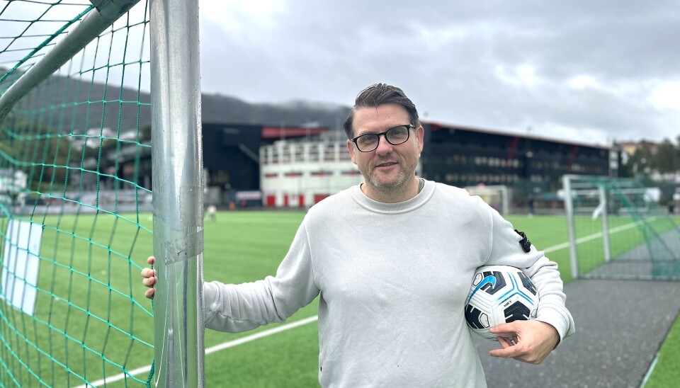 John Are Brue er gründer og daglig leder i PlayIQ, her utenfor Brann stadion. Sportsklubben Brann er en av pilotkundene til selskap.