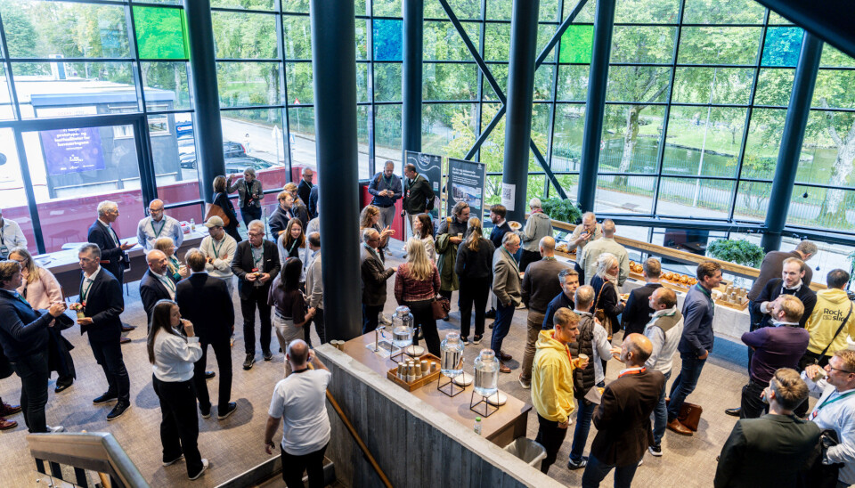 Lydnivået var høyt i mingleområdet i pausene. Her benyttet gründere og investorer tiden godt. Lydnivået var høyt i mingleområdet i pausene. Her benyttet gründere og investorer tiden godt.