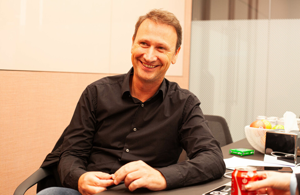 Antoine Le Nel, markeds- og vekstsjef i Revolut, har bare et stor smil til over for kamera, da han tenker på de norske tallene han kunne overraske journalisten med.
