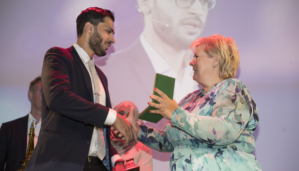 Javad Mushtaq ble i 2018 kåret til årets norskpakistaner. Her sammen med daværende statsminister Erna Solberg som delte ut brobyggerprisen. Nå har han også tre mastergraden å vise til: – Kunstig intelligens gir svar, men utdanning gir metode, ansvar og nettverk - og evnen til å lære nytt hele livet, sier Mushtaq i denne saken.