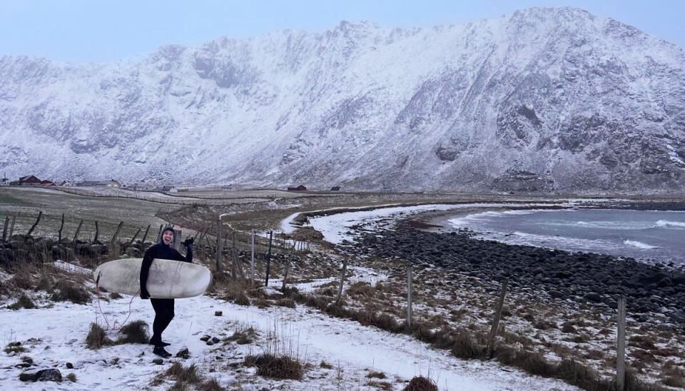 Krypoprofessor Christopher Carr på surfetur i Nord-Norge.