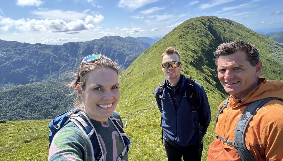 Momentum-teamet hadde nettopp tatt ferie da store ting skjedde i porteføljeselskapene. Her foreviget på kollega-fjelltur på Hausdalshorgi i Bergen, også kalt Mini-Beseggen. Fra venstre Hilde Støle Pettersen, Christian Møgster og Arve Fresvik. Fjerdemann Svein Ove Langeland var ikke med.