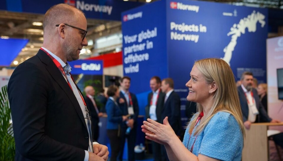 Team Norway var synlig tilstede på WindEurope Annual Event 2025 i København. Her er statssekretær Astrid Bergmål fra Energidepartementet i samtale med CEO i Aker Solutions, Kjetel Digre.