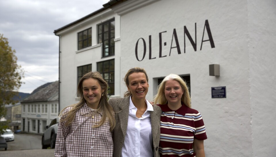 Helene Myhre, Gerda Sørhus Fuglerud og Maren Aas Nakken skal produsere plaggene her hos Oleana. Moo Knit