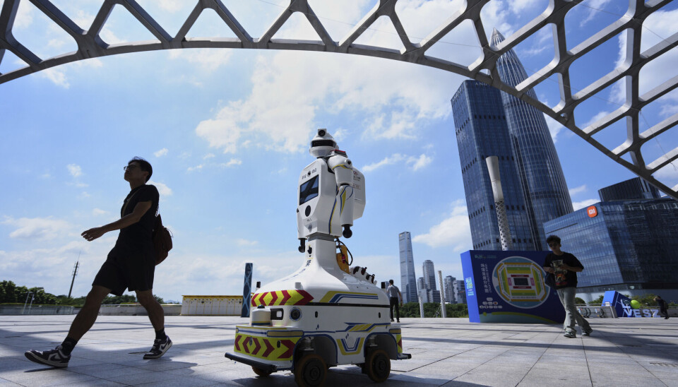Folk passerer en politirobot i Shenzhen i Kina 18. september, 2025.
