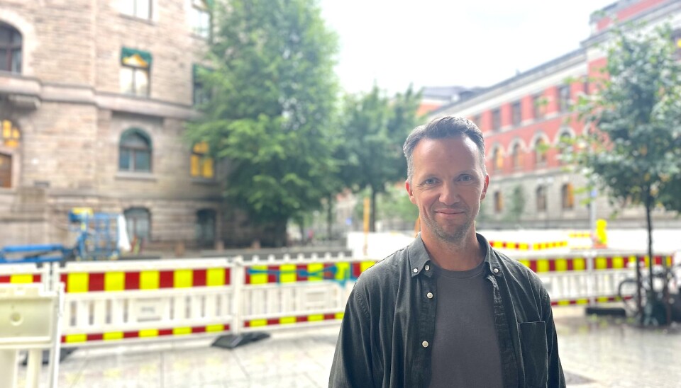 Espen Nergaard gründer i Neo retter seg mot offentlig sektor. Til venstre bak skimtes kontorvinduet til Jens Stoltenberg, som sitter på pengesekken på 780 milliarder kroner som Norge handler for hvert år.