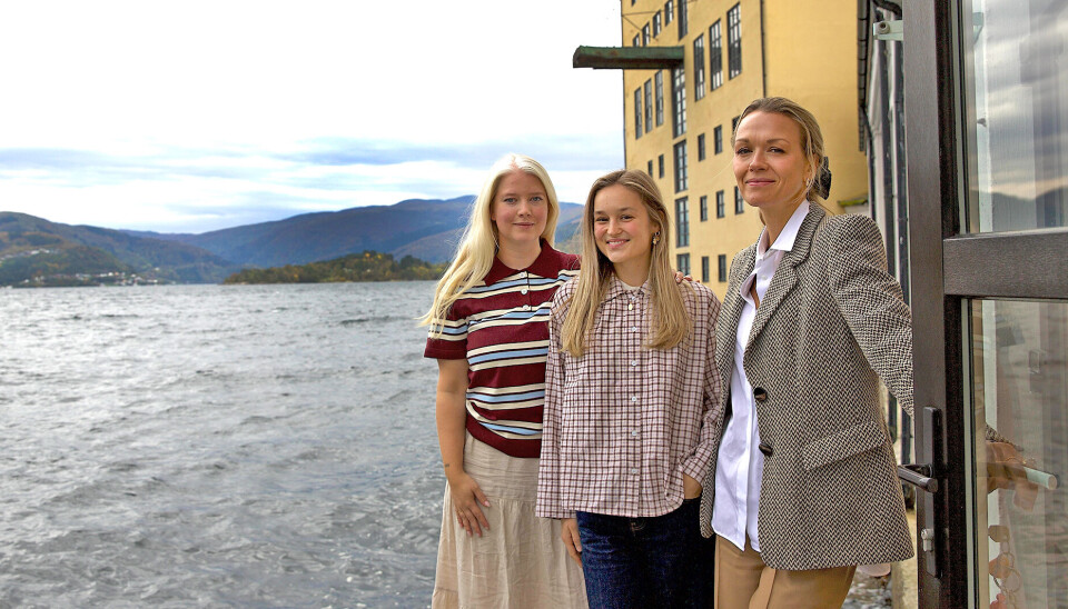 Maren Aas Nakken (fra venstre), Helene Myhre og Gerda Sørhus Fuglerud utenfor strikkefabrikken Oleana i Arna.
