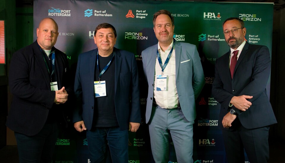 (Fra venstre) Arthur Dallau (DronePort Rotterdam), Adrian Butnaru (DronePort Rotterdam), Frode Halvorsen (Ocean Autonomy Cluster), og Dimitris Zissos (The Intelligent Transportation Systems Lab - Smart Move). Mateo Ivanac (Innovamare) var ikke til stede da bildet ble tatt.