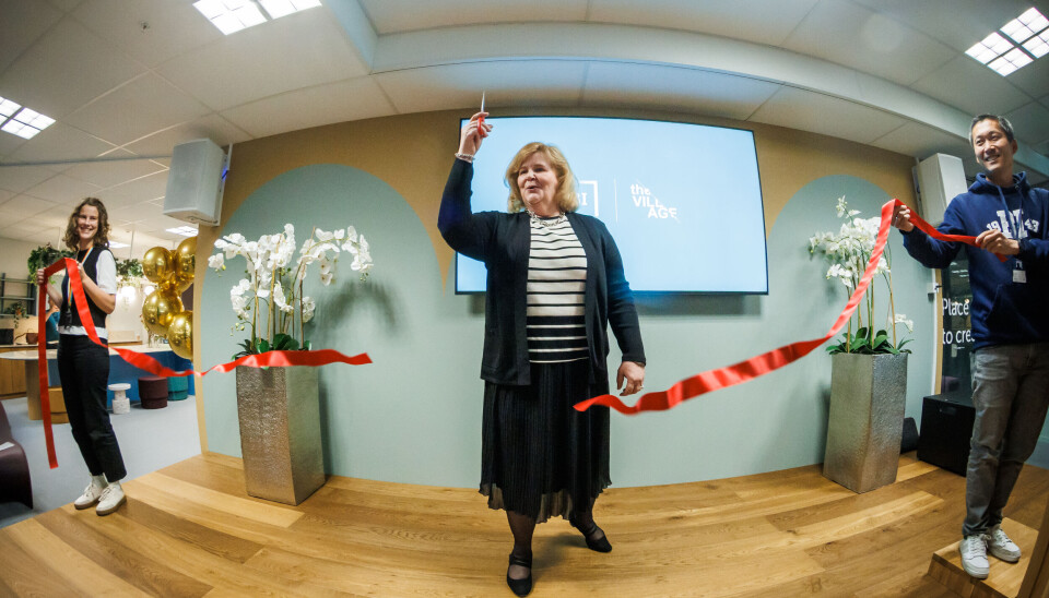 Rektor Karen Spens klipper snora for startuphuben The Village på BI.