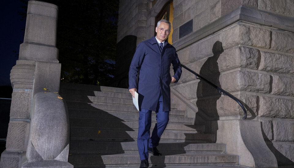 Finansminister Jens Stoltenberg møter pressen ved Finas.departementet, og går deretter til Stortinget.