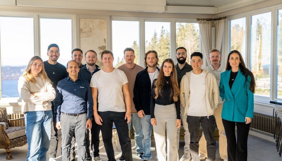 Hana Colacovic (til høyre) og Hoang Minh Trinh (bak til venstre) samlet gründerne i det andre Atlas-kullet på Fløyen nylig.